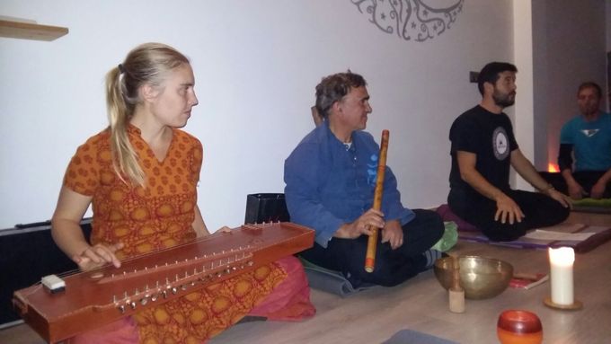 Meditación guiada con acompañamiento de bansuri de mano de Jaime Fraj y con la tempura de mano de Julie Purna Devi